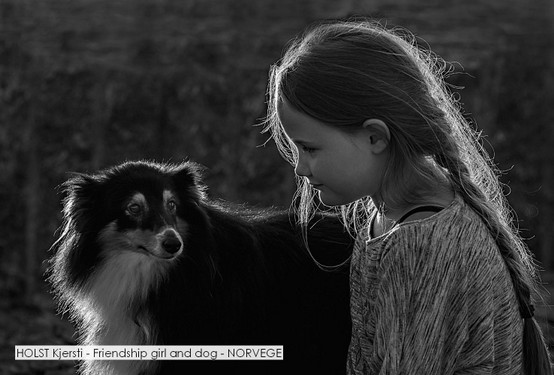 HOLST Kjersti - Friendship girl and dog - NORVEGE.jpg