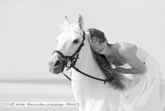 SOYEZ Annie - Rencontre sur la plage - FRANCE.jpg