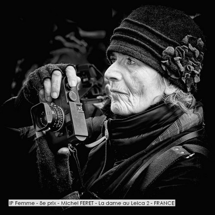 IP Femme - 8e prix - Michel FERET - La dame au Leica 2 - FRANCE.jpg