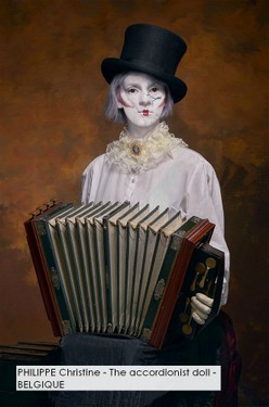 PHILIPPE Christine - The accordionist doll - BELGIQUE.jpg