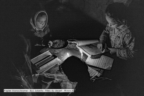 Papier Monochrome - BLIJ Jolanta - Filles du desert - FRANCE.jpg