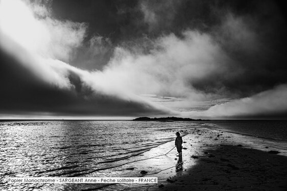 Papier Monochrome - SARGEANT Anne - Peche solitaire - FRANCE.jpg