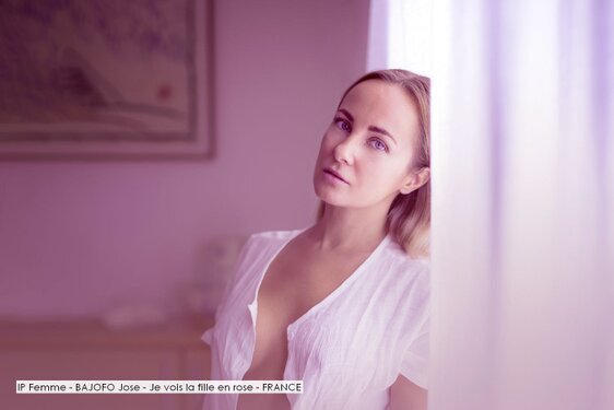 IP Femme - BAJOFO Jose - Je vois la fille en rose - FRANCE.jpg