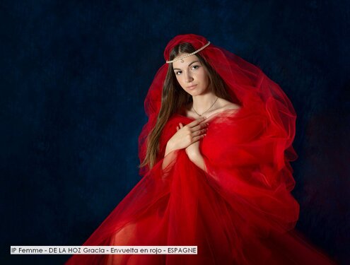 IP Femme - DE LA HOZ Gracia - Envuelta en rojo - ESPAGNE.jpg