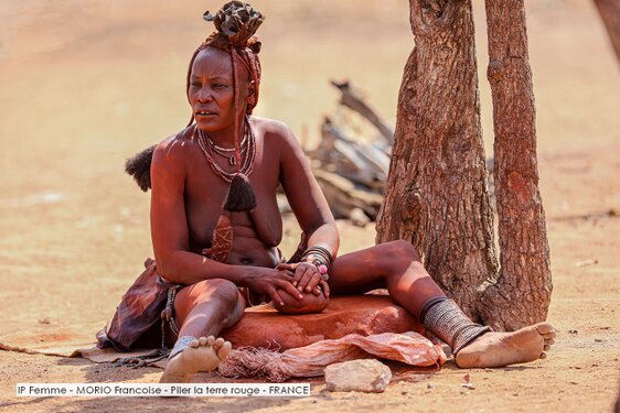 IP Femme - MORIO Francoise - Piler la terre rouge - FRANCE.jpg