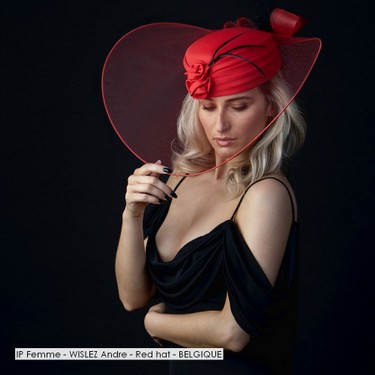 IP Femme - WISLEZ Andre - Red hat - BELGIQUE.jpg