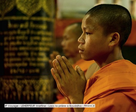 IP Voyage - LEHERPEUR Martine - Laos la prière a Bouddha - FRANCE.jpg