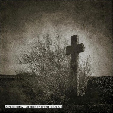 LOPERE Remy - La croix en granit - FRANCE.jpg
